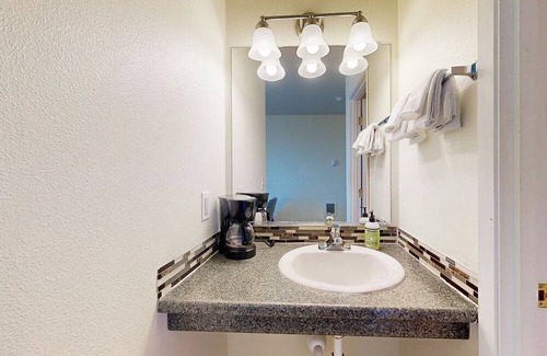 Lincoln City Apartment | Oceanview Studio on the Main Level - Nearby Beach Access, Dogs Welcome