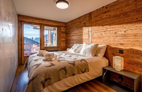 Verbier Apartment | Completely renovated, bright 2 bedoom apartment with view on the village and the mountains. Its loca