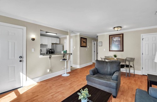 Durham Apartment | Duke Thornapple 2br At&t Fiber 2 Bedroom Apts by Quantum Suites