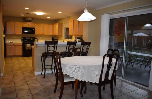 Peters House | Charming 3-bedroom 2.5bath house in Manteca with AC and WIFI with fiber optic .