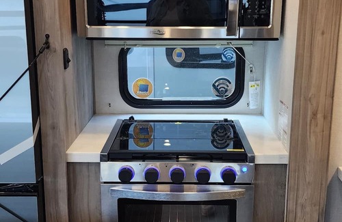 Limon RV Rental | Cozy 2-bedroom camper with WiFi, AC in wonderful Limon