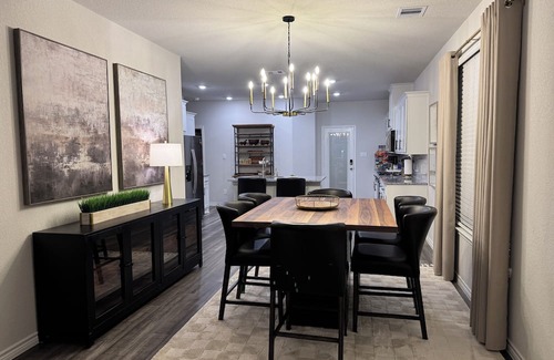 Wellborn House | Modern Aggie-Friendly Retreat - 15 mins to Kyle Field