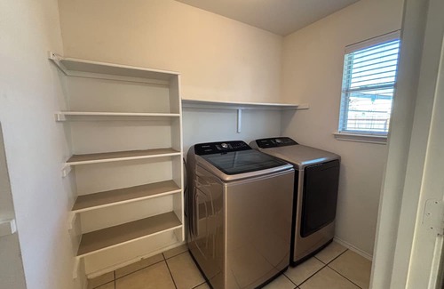 Elm Creek House | Cozy 3-bedroom house in enchanting Elgin with AC