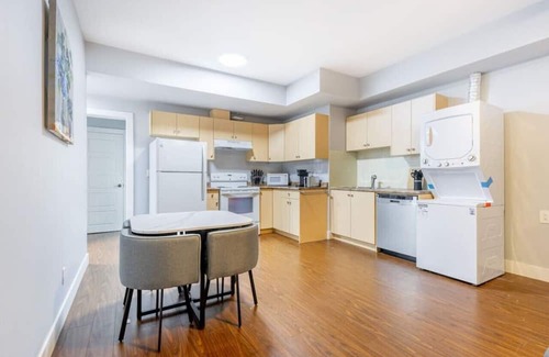 Guildford House | Modern & Friendly Suite: Close to Lush Park ~ Pkg!