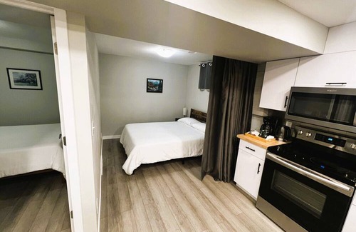 Northwest Calgary House | Amazing Location! 2 Bedroom Entire Basement Guest Suite - 8 min to YYC airport