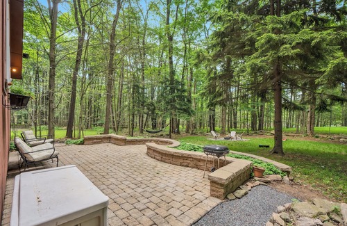 Gouldsboro Cabin | Cozy Cabin Escape: Fire Pit, Kayak, Near Ski Resorts, Kalahari, and Camelback!