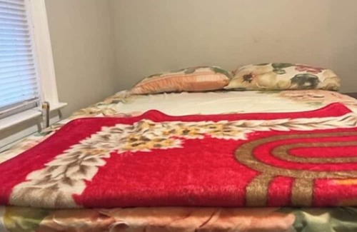 Robertsdale House | Charming 2-bedroom house in delightful Whiting with AC, WiFi