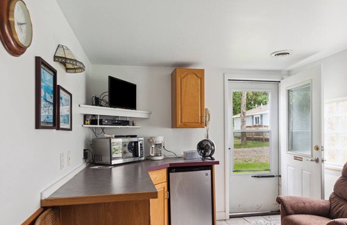 Greenbush Cabin | Cottage #8: Studio Relaxing Lakefront Retreat!nn