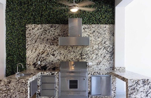 Santiago House | Luxurious Getaway with Private Pool & Garden