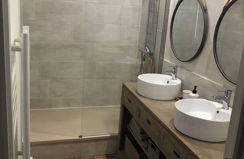 Saint-Romain-de-Benet Bed & Breakfast | In a beautiful property, very pretty, comfortable guest room in a quiet location.
