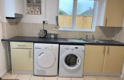 Grimsby House | "At The Edge" of Grimsby. Cosy, Comfy with Huge Free Parking for Vans or Cars.