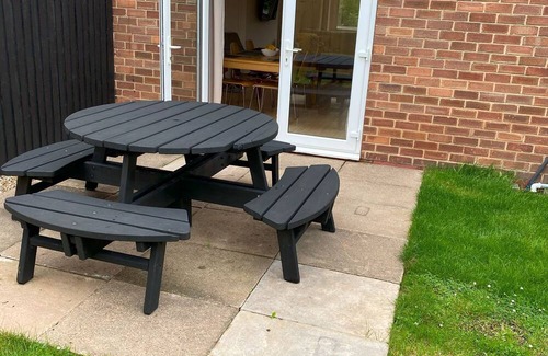 Grimsby House | "At The Edge" of Grimsby. Cosy, Comfy with Huge Free Parking for Vans or Cars.