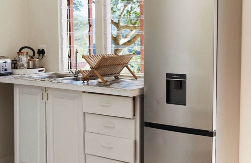 Knysna Cabin | Peaceful Nature Lover's cabin with WiFi and a retro caravan