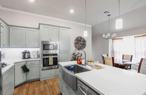 Edmond House | NEW LISTING! Newly Built 3BR Getaway in Edmond by RedAwning