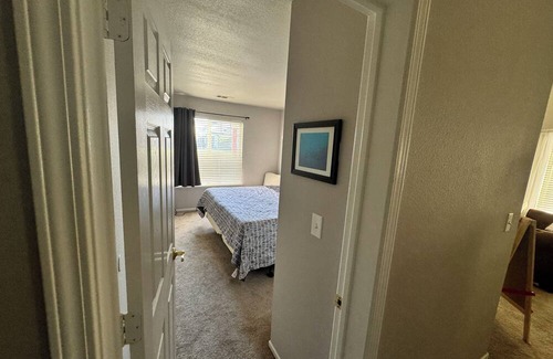 Oakley House | Charming 1 bedroom with private bathroom in 3 bedrooms house in Oakley with WiFi