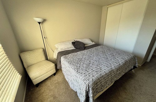 Oakley House | Charming 1 bedroom with private bathroom in 3 bedrooms house in Oakley with WiFi