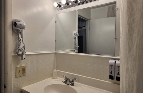 Lake George House | Charming 1-bedroom hotel with AC and WiFi in wonderful Lake George