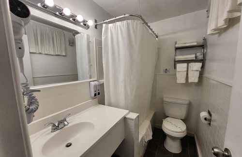 Lake George House | Charming 1-bedroom hotel with AC and WiFi in wonderful Lake George