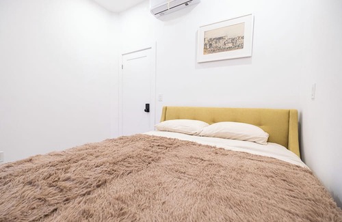 Davenport House | New Queen Suite with Private Bathroom in central Tor, tree-lined neighborhood