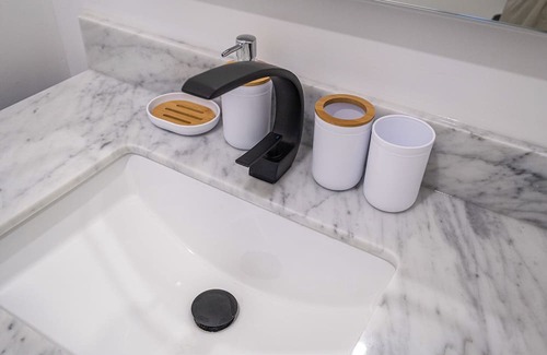 Davenport House | New Queen Suite with Private Bathroom in central Tor, tree-lined neighborhood