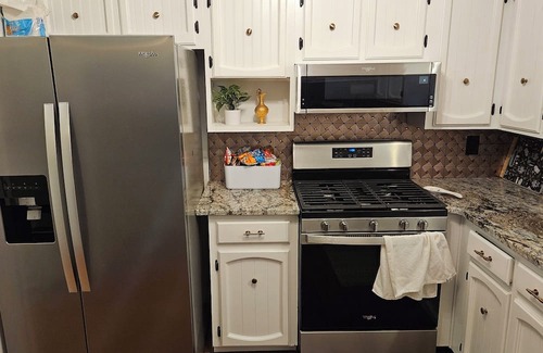 Sherwood House | Spacious 5-bedroom house with WiFi, AC, deck and gym in delightful Sherwood!