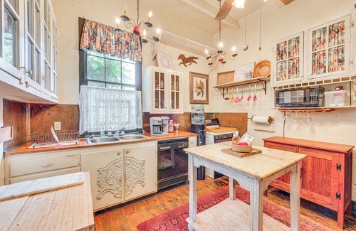 New Roads House | Whimsical New Roads Home < 1 Mi to Main Street!