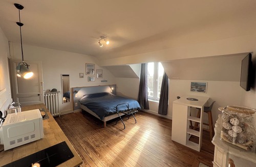 Tilly-sur-Seulles Apartment | Appartement Équipé au Manoir des Lys, Esprit Cocottes, vue sur la Campagne !