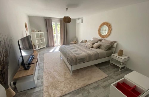 Marsillargues Apartment | 2-person apartment with Jacuzzi suite, garden, close to beaches.