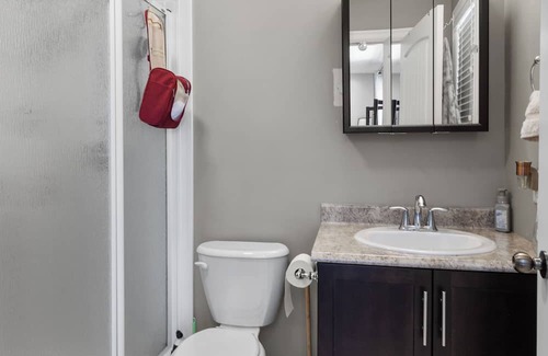 Terra Nova Apartment | Bright & Modern 3 Bbrm Main Floor Apt in Kilbride