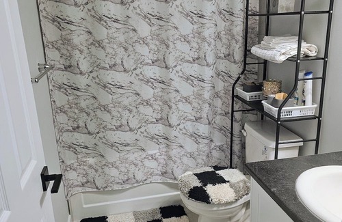 Ottawa Division House | Cozy One room Unit in a House, in a great location in Barrhaven Half Moon Bay.