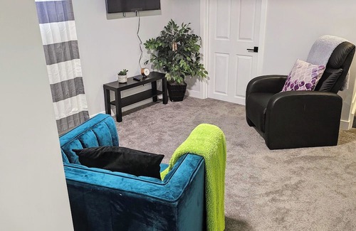 Ottawa Division House | Cozy One room Unit in a House, in a great location in Barrhaven Half Moon Bay.