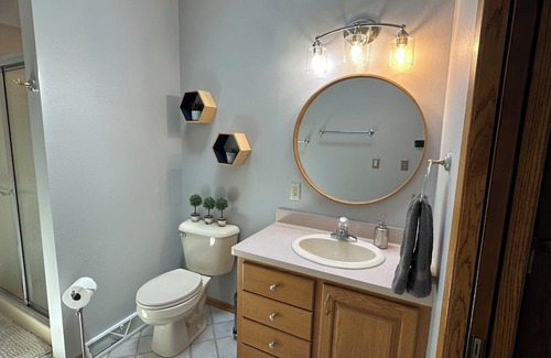 Oak Creek House | RNC accommodating & spacious home with pool 15 minutes from downtown Milwaukee.