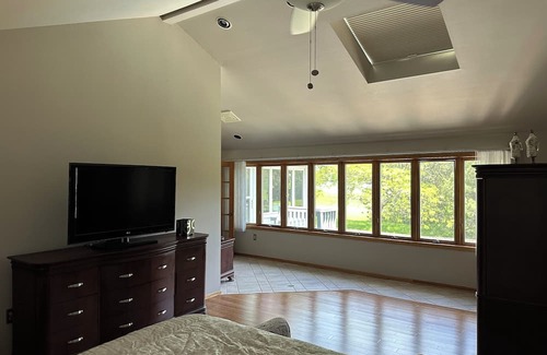 Oak Creek House | RNC accommodating & spacious home with pool 15 minutes from downtown Milwaukee.