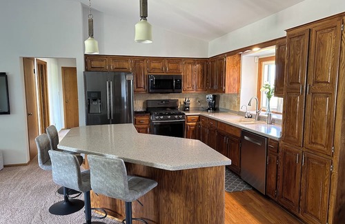 Oak Creek House | RNC accommodating & spacious home with pool 15 minutes from downtown Milwaukee.