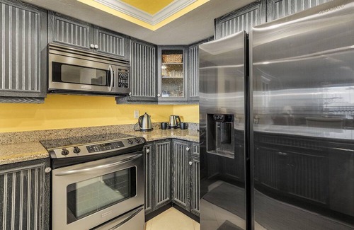 Punta Rassa Condo | BayView 132: Beach front 1b/1b condo. Amazing Sunsets and Resort Amenities