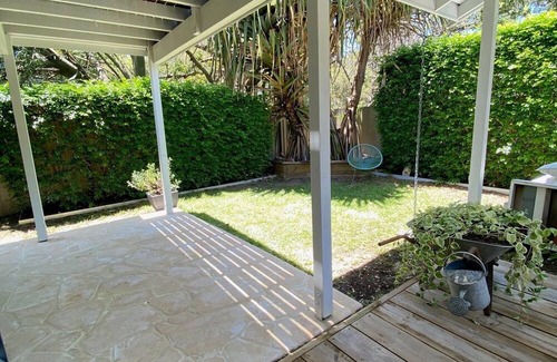 Redcliffe House | Chálǐ·hālǐ Abode - Pet friendly, 400m to beach