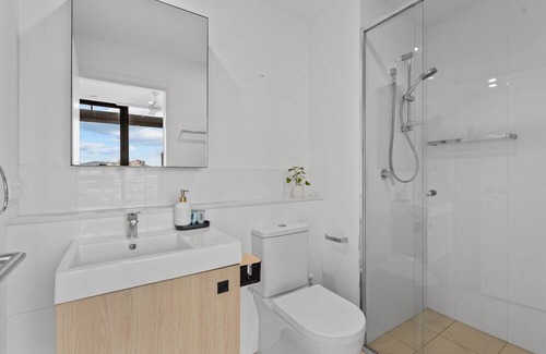 Newstead Apartment | Cityscape 2-Bed with Pool, Gym & Secure Parking