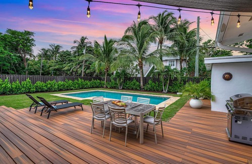 Victoria Park House | Centrally Located Heated Pool Lush Tropical Surrounding Oasis Key Resldences
