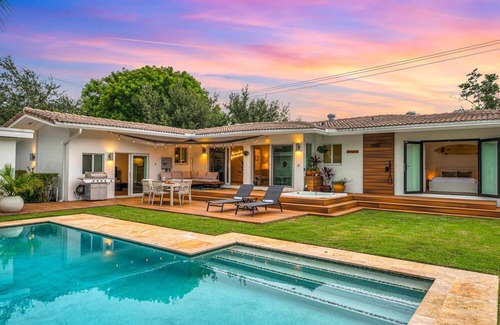 Victoria Park House | Centrally Located Heated Pool Lush Tropical Surrounding Oasis Key Resldences