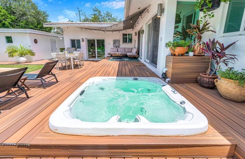 Victoria Park House | Centrally Located Heated Pool Lush Tropical Surrounding Oasis Key Resldences