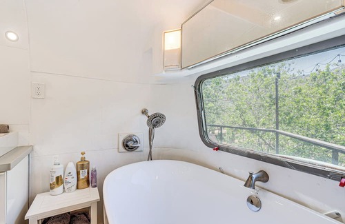Kaweah Apartment | Retro Airstream w/ Hot Tub, 8 Mi to Sequoia NP!