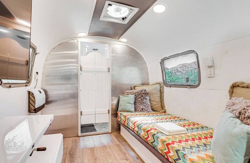 Kaweah Apartment | Retro Airstream w/ Hot Tub, 8 Mi to Sequoia NP!