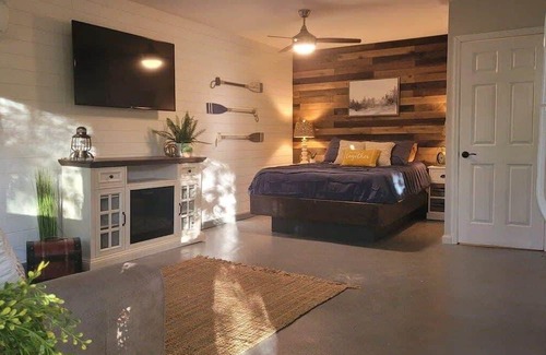 Lynn Cabin | Lakeshore Cottage Lake Lanier | Privacy, Free Wifi