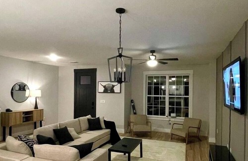 Princeton House | Loop, Newly Built Luxurious, Modern & Cozy Home