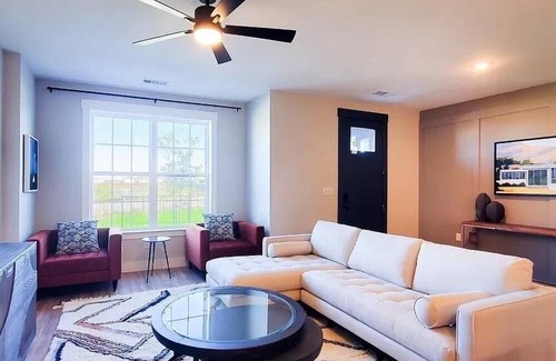 Princeton House | Loop, Newly Built Luxurious, Modern & Cozy Home