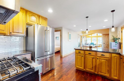 Mountain View House | Beautiful home near downtown Bend with wood stove, grill, deck, streaming