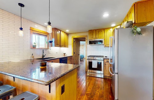 Mountain View House | Beautiful home near downtown Bend with wood stove, grill, deck, streaming