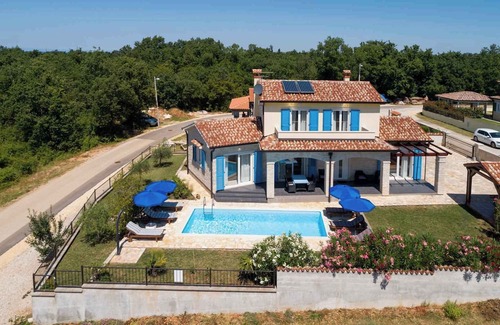 Nova Vas Villa | Villa with pool and air conditioning