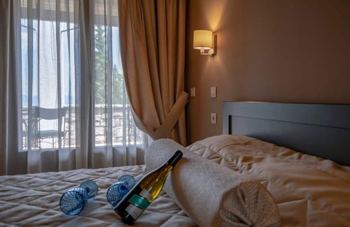 Eptalofos Condo | Eptalofos Guesthouse - Cozy Double Nest with Fireplace