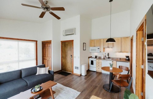 Kalispell Apartment | Dog-friendly King Suite w Washer Dryer